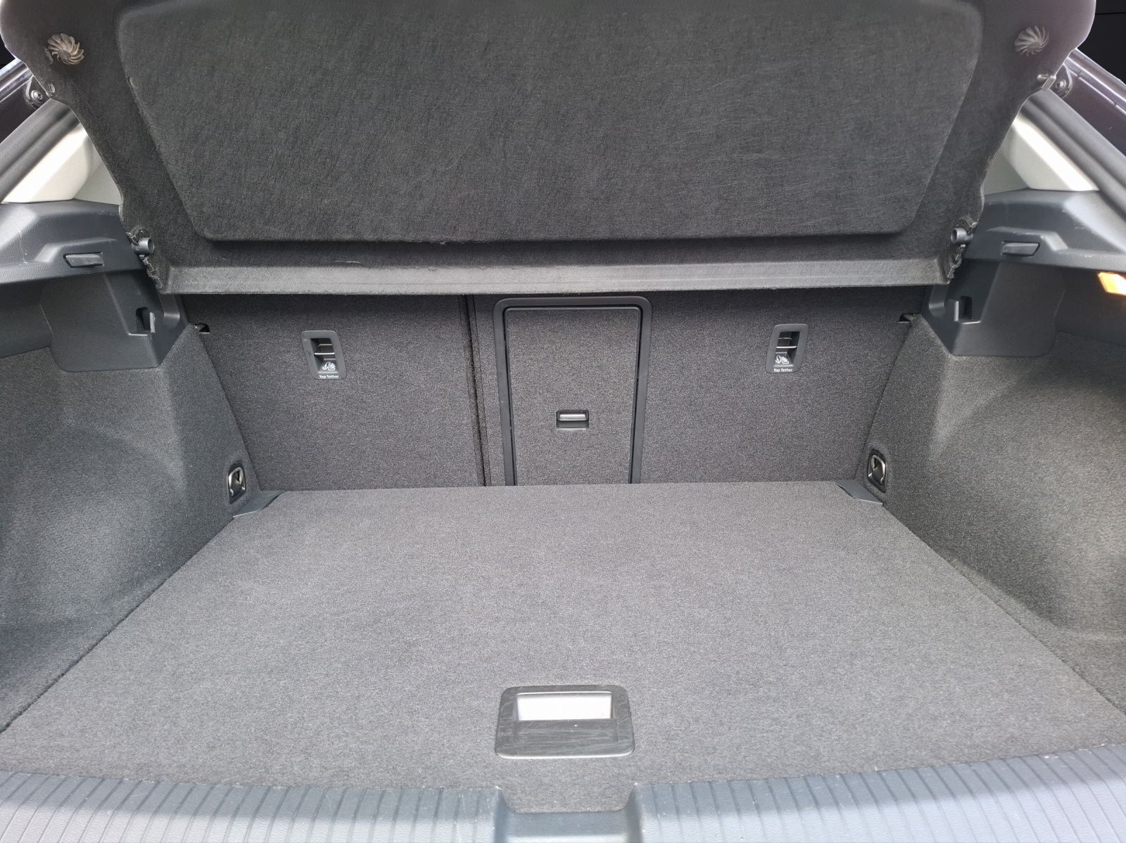 Fahrzeugabbildung Volkswagen T-Roc TSI Style LED Navi AID ACC Park-Assist SH