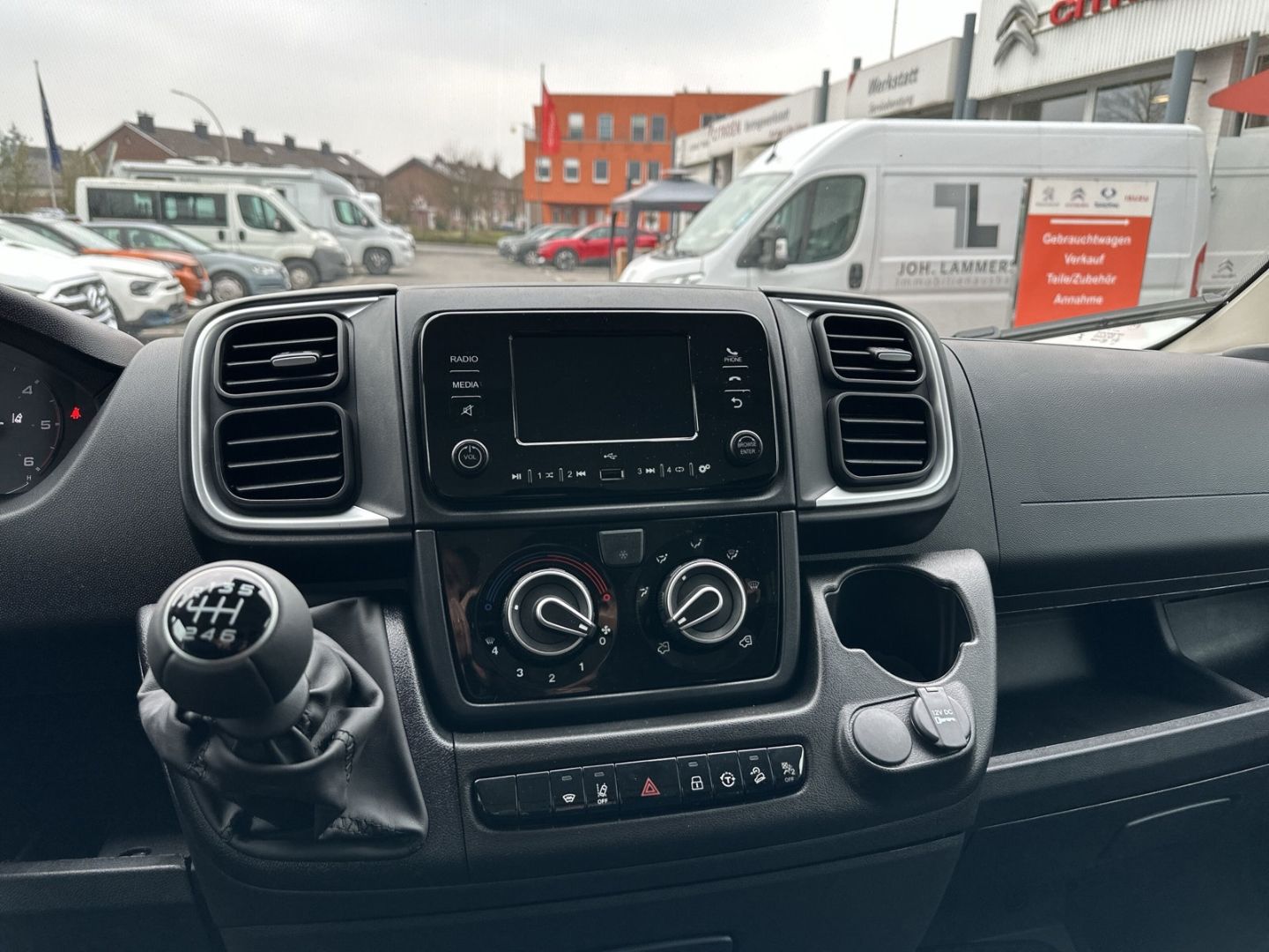 Fahrzeugabbildung Peugeot Boxer 2.2 Kastenwagen 335 L2H2 BlueHDi 140 SHZ