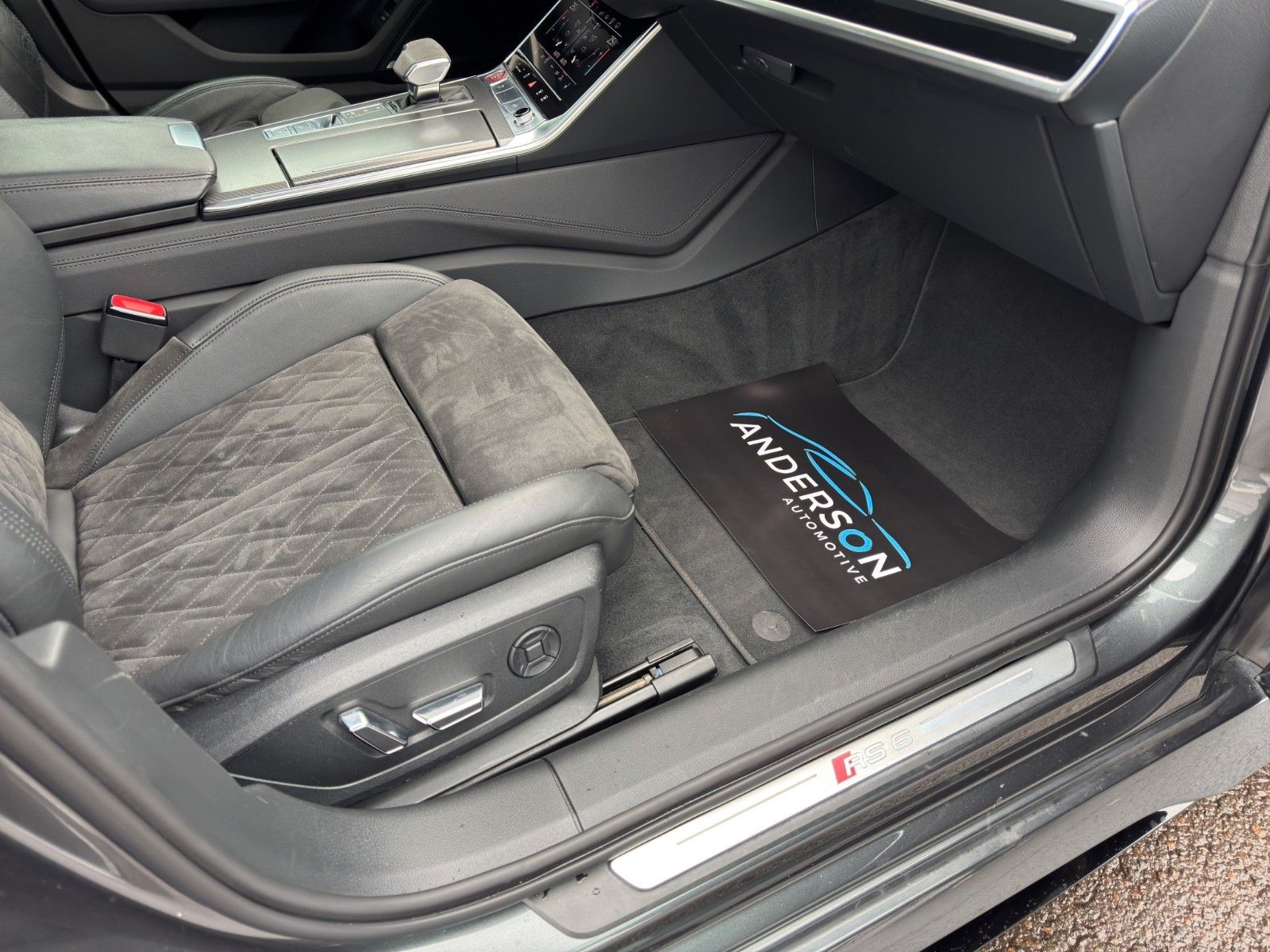 Fahrzeugabbildung Audi RS6 AVANT 4.0TFSI B&O MEMORY SSITZ LASER 22" HUD