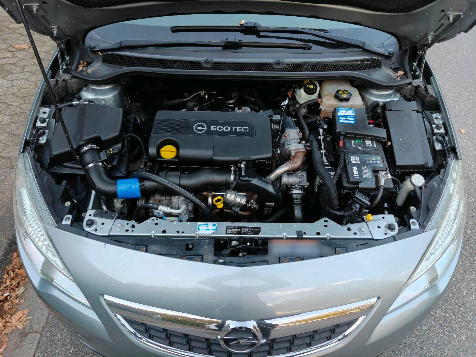 Opel Astra 2011 — photo 10
