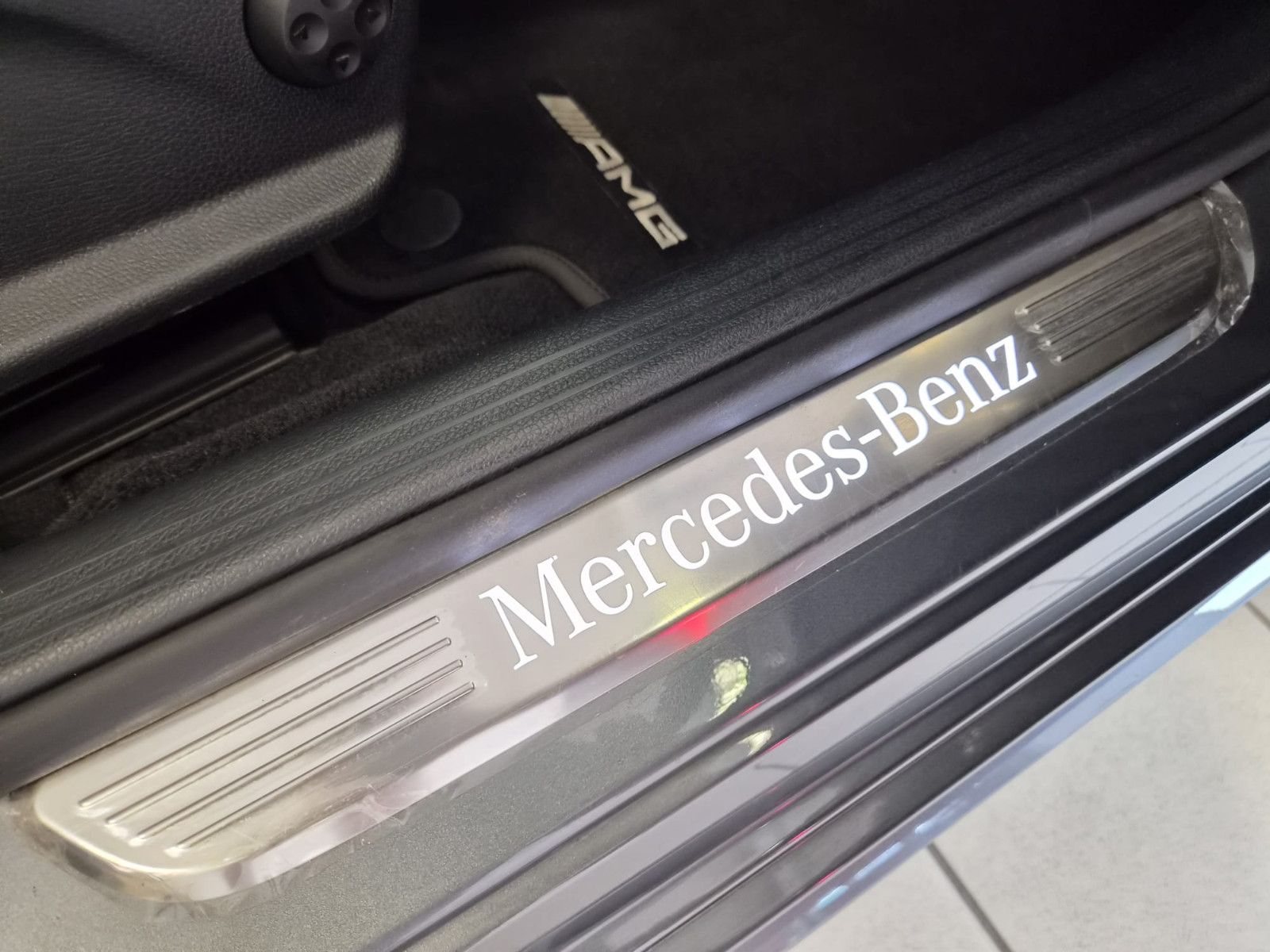 Fahrzeugabbildung Mercedes-Benz C 300 e Limousine/HIGH PERF. / KAMERA / AMG