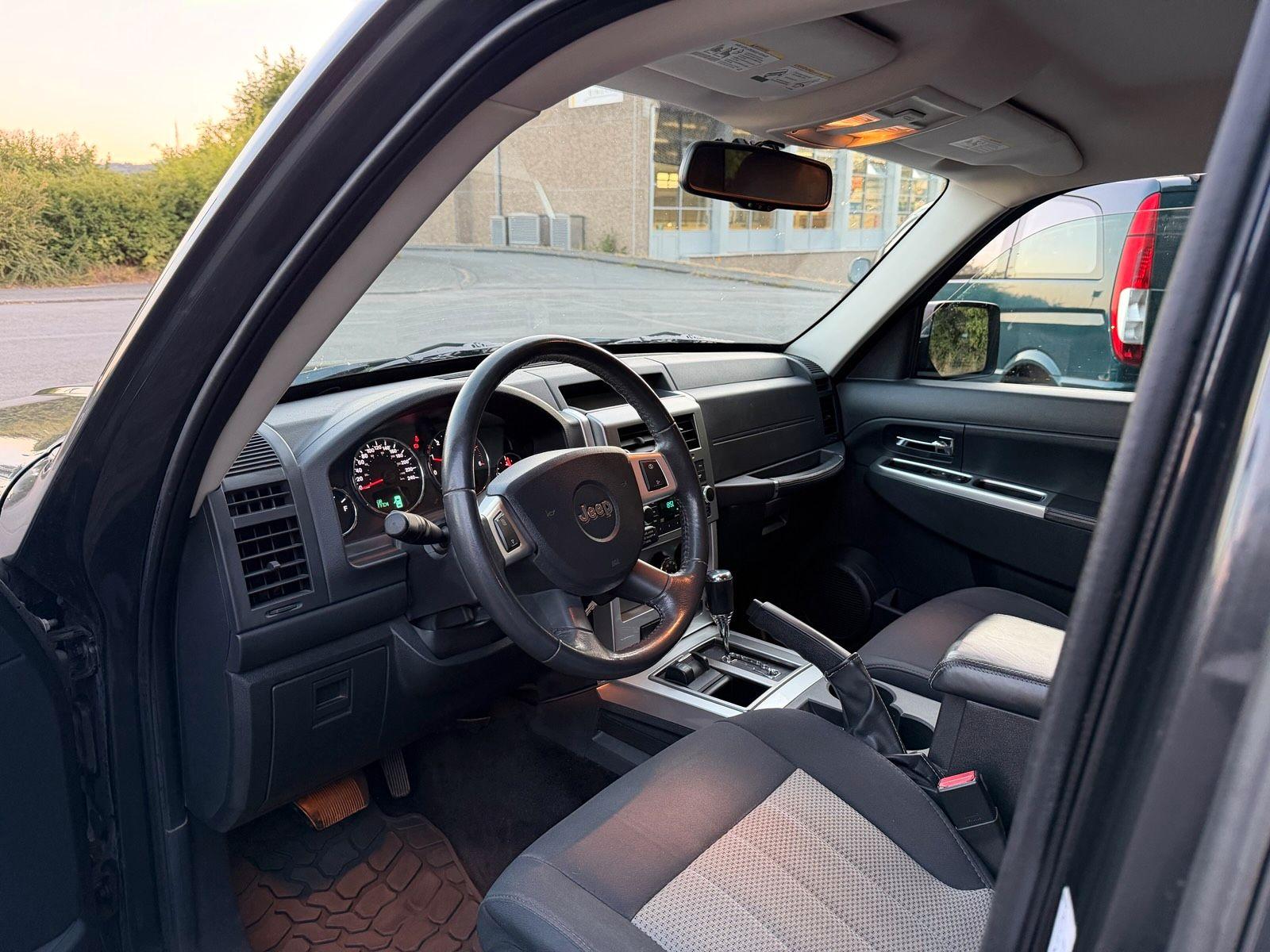 Jeep Cherokee 2009 — фото 11