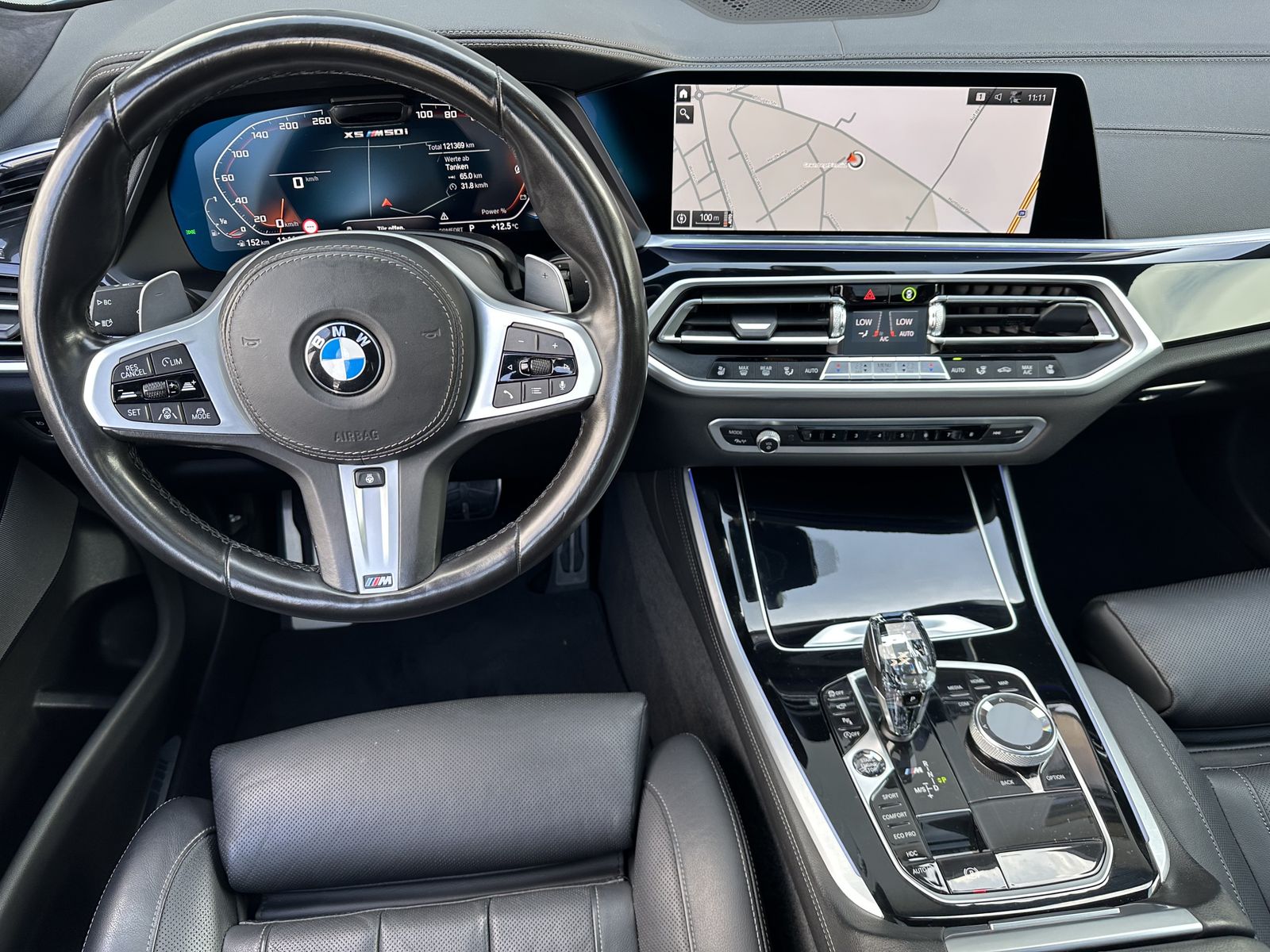 Fahrzeugabbildung BMW X5 M50i NAV+LASER+AHK+HEAD-UP+22ZO+PANO+360GRAD