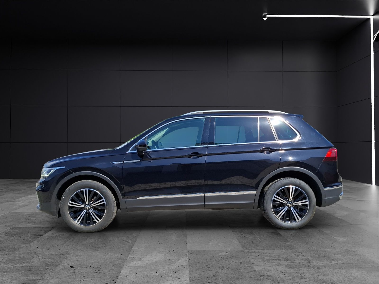 Fahrzeugabbildung Volkswagen Tiguan TDI Elegance 4M STH Matrix AHK Navi AID A