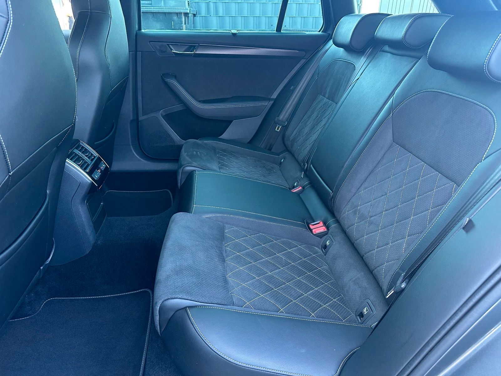 Fahrzeugabbildung SKODA Superb Combi 2.0 TDI DSG Sportline NAV+LED+AHK