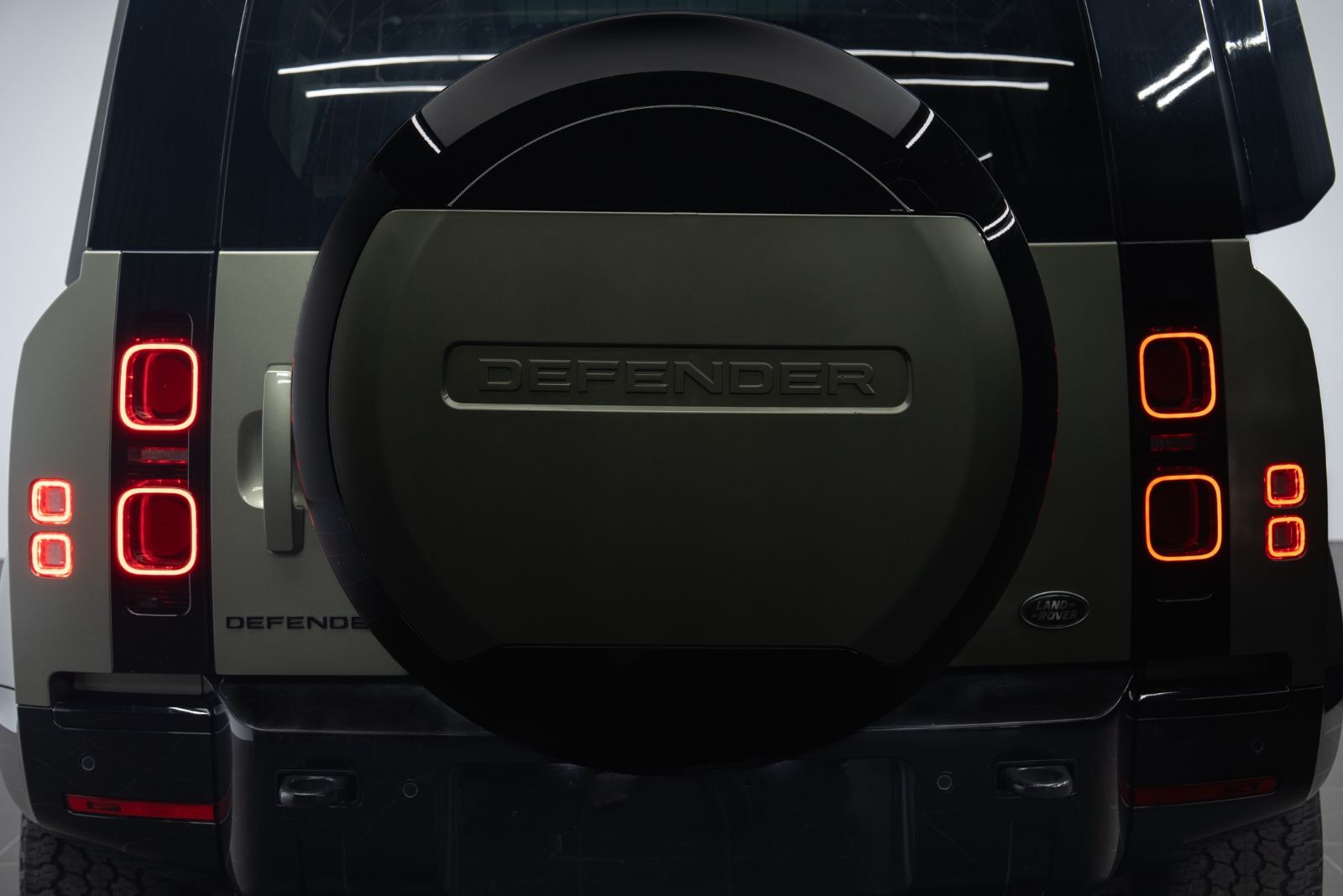Fahrzeugabbildung Land Rover Defender 110 X-Dynamic SE EXPLORER/BLACK/PPF