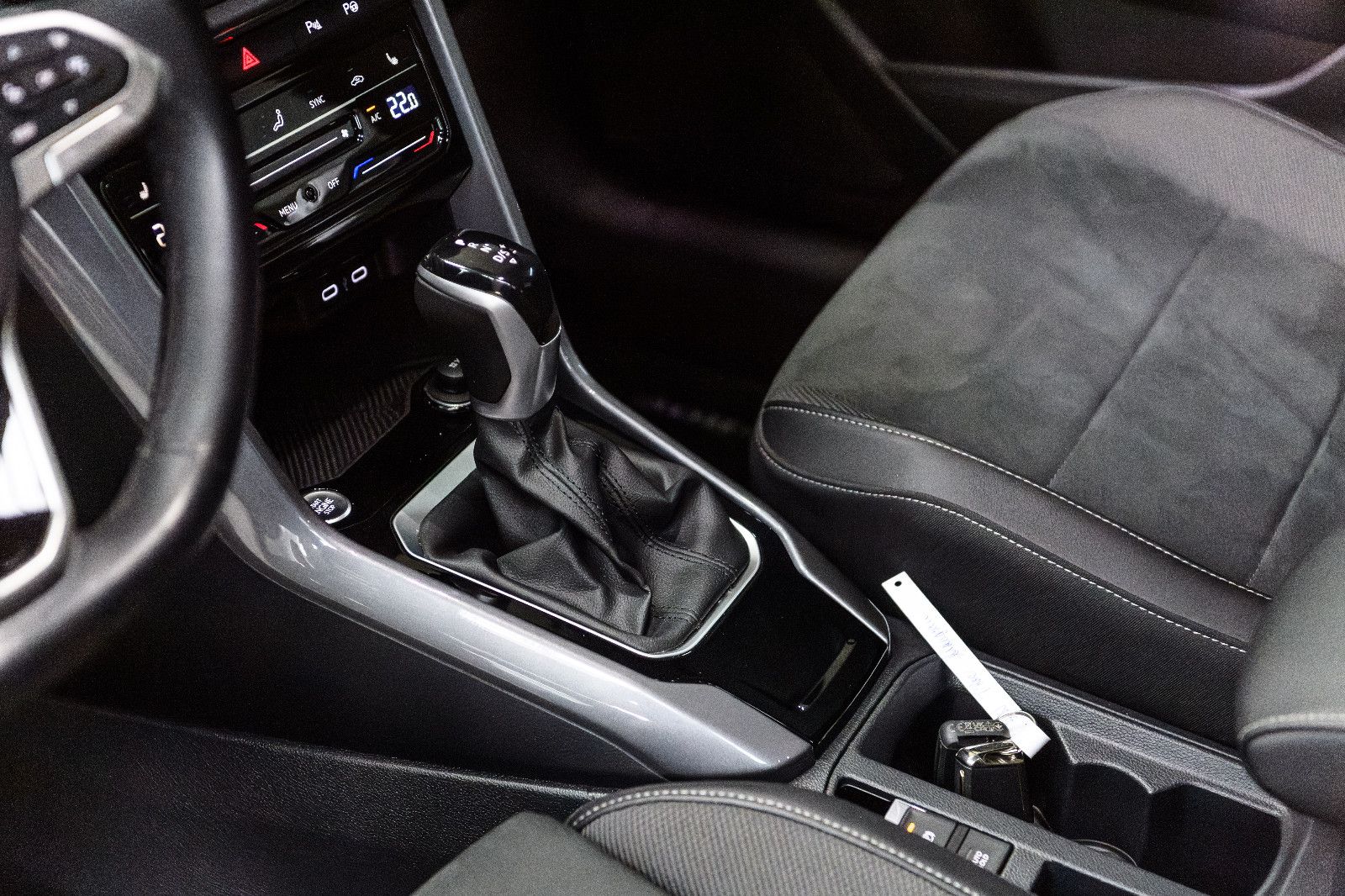 Fahrzeugabbildung Volkswagen T-Roc Style 1.5 TSI DSG LED+AHK+KEYLESS+KAMERA