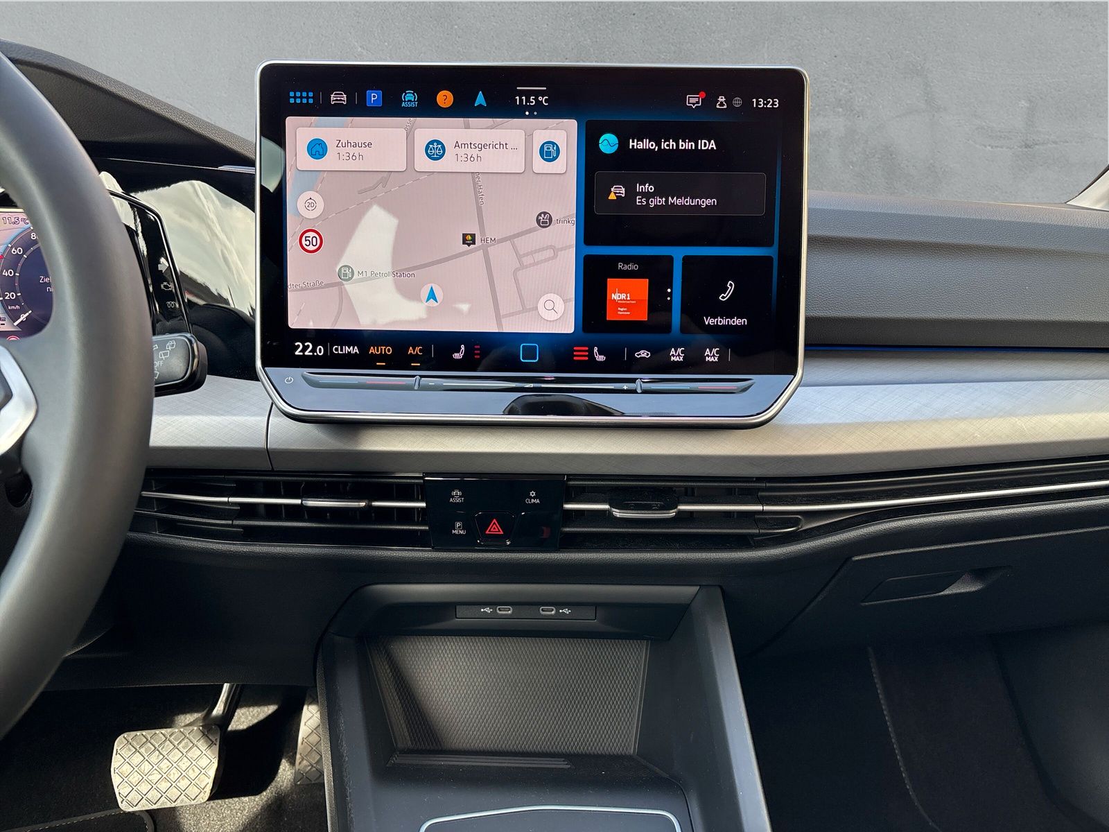 Fahrzeugabbildung Volkswagen Golf Variant Life 1.5 eTSI DSG App-Connect