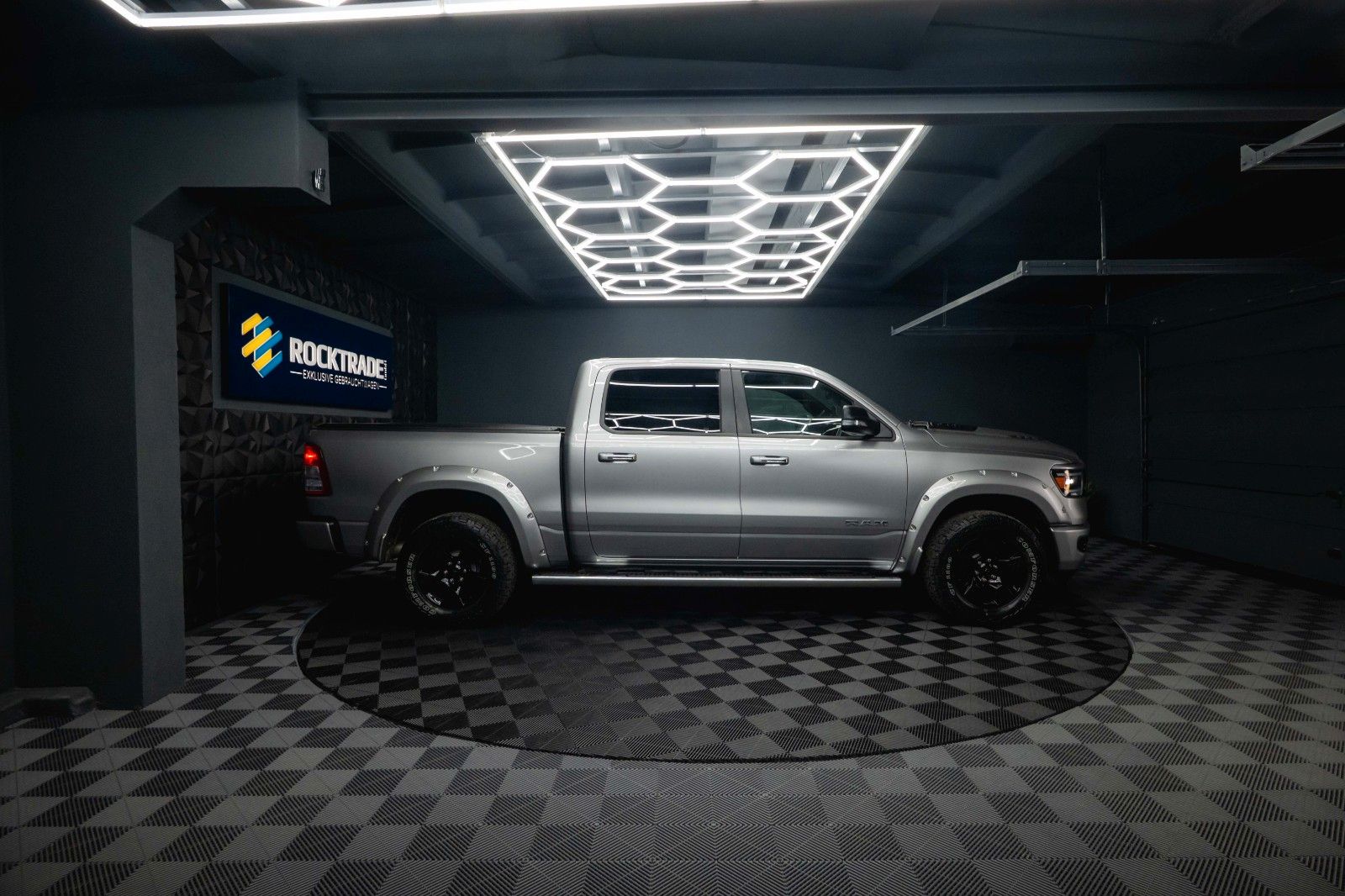 Fahrzeugabbildung Dodge RAM 5.7 V8 HEMI 4x4 OFFROAD Night-Paket *LED*19%