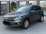 Volkswagen Tiguan Life NAVI/SHZ/PDC/TEMPO/TOP-GEPFL+ - mit Benzin-Antrieb: Grau, Leichtmetallfelgen, Geländewagen