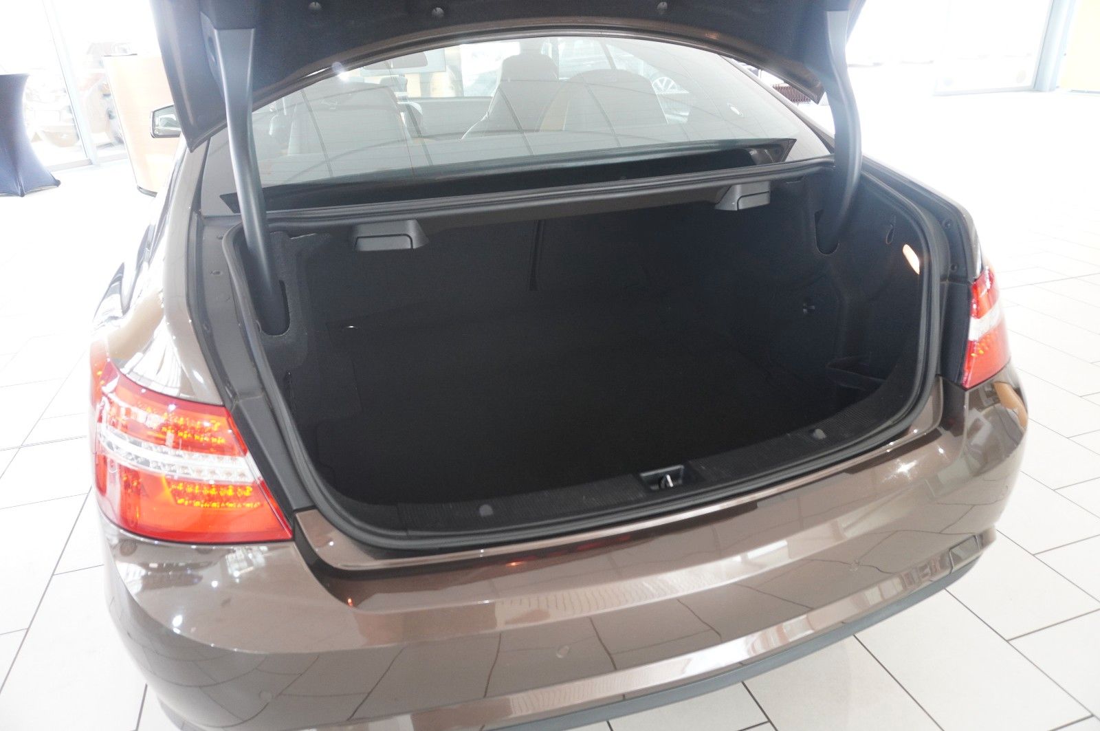 Fahrzeugabbildung Mercedes-Benz E 200 COUPE AVAMTGRADE NAVI/SHZ/SPORT/PDC/TEMP.