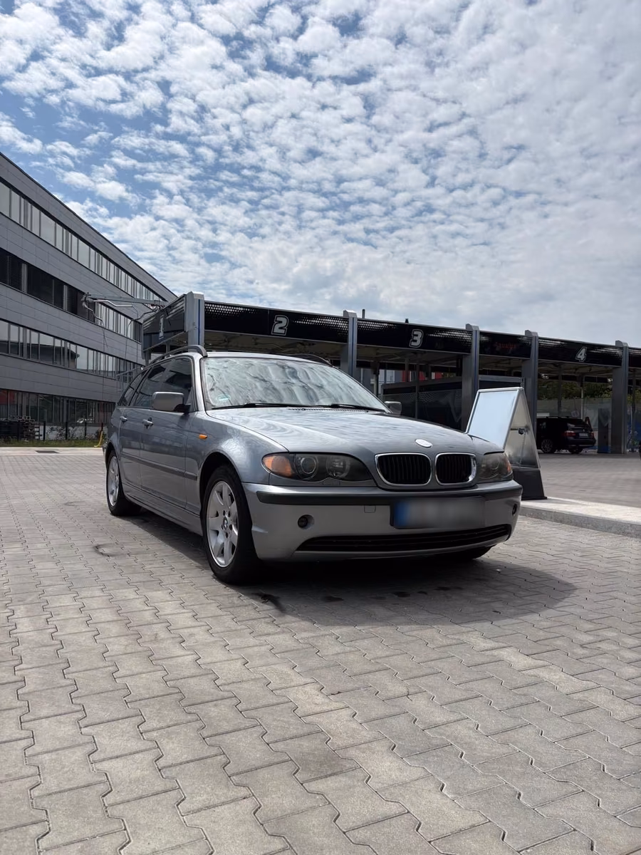 BMW 318 2004 — rear view