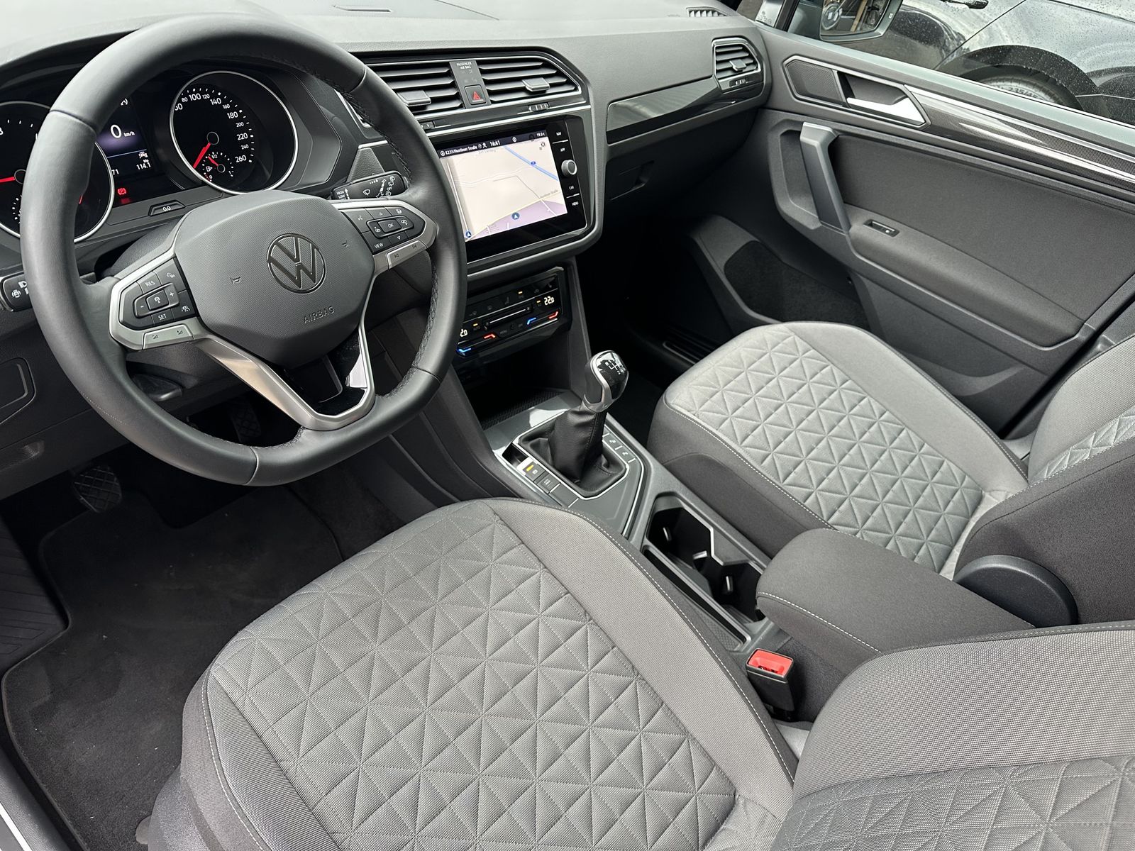 Fahrzeugabbildung Volkswagen Tiguan 2.0 TDI Life NAV+LED+ACC+DAB+17ZO+1HD+PP