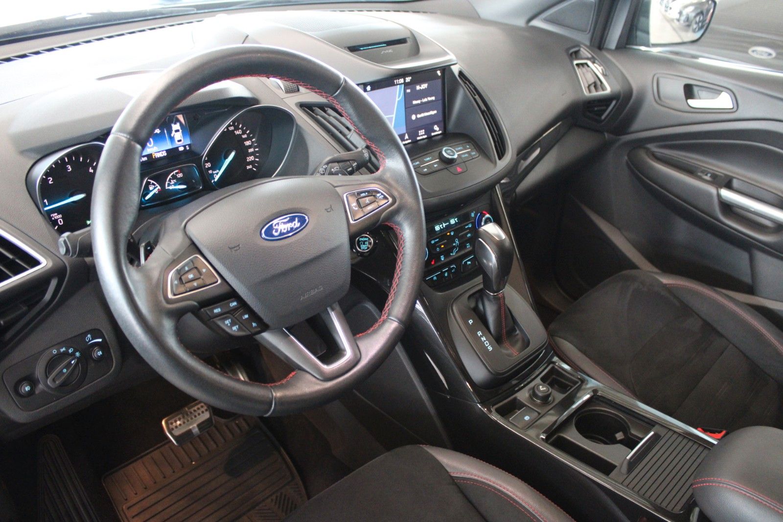 Fahrzeugabbildung Ford Kuga ST-Line Aut. 4x4 PANO CAM Xenon WinterPak.