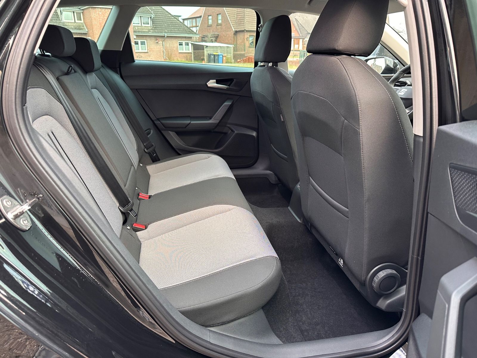 Fahrzeugabbildung SEAT Leon ST 1.5 eTSI Style DSG AHK/ACC/LED/SHZG/PDC