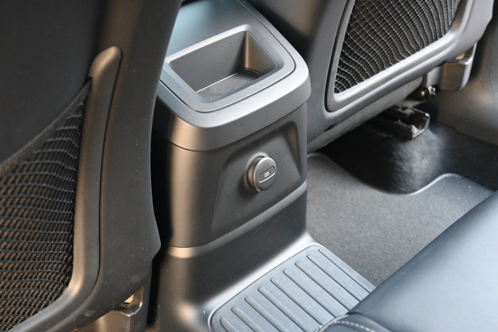 Fahrzeugabbildung Volvo XC60 T8 R-Design PHEV* AWD*AHK*NAV*ACC*PANO*