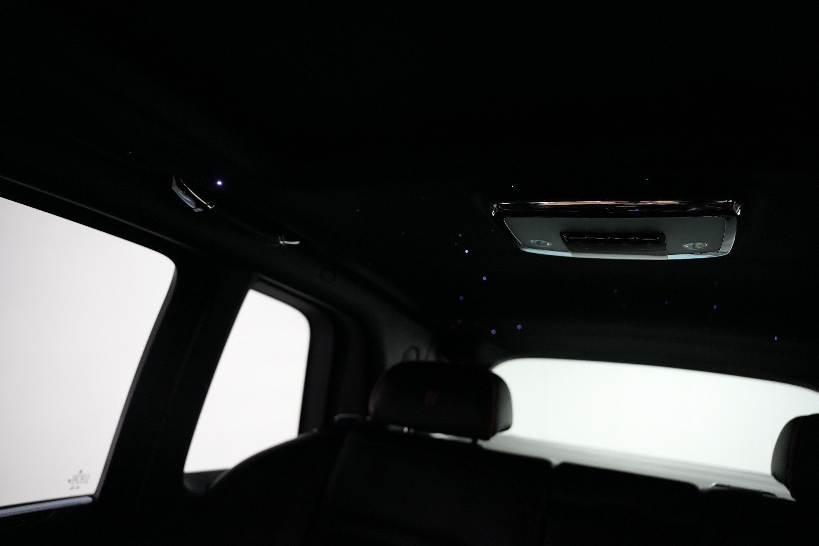 Fahrzeugabbildung Rolls-Royce Cullinan/NOVITEC/WIDEBODY/24''/FOND-TV/STERNEHIM