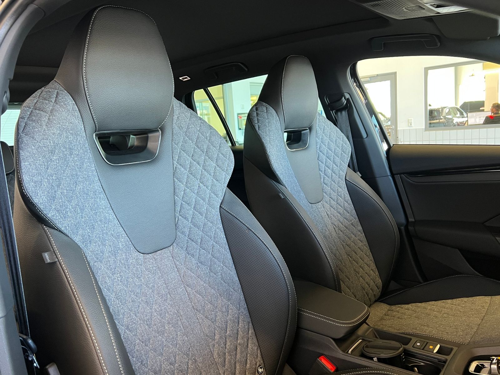 Fahrzeugabbildung SKODA Octavia Combi IV Sportline 2.0 TDI DSG *AHK, LED