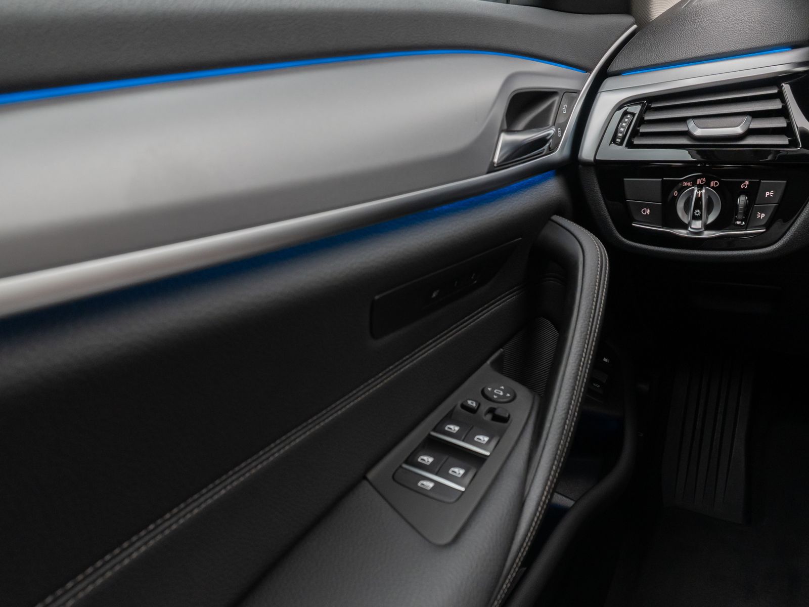 Fahrzeugabbildung BMW 530e Kamera Laser HUD DAB AHK Komfort Alarm ACC
