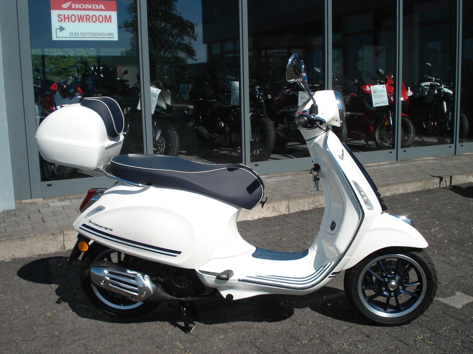Vespa Primavera 125 "Yacht Club" Edition