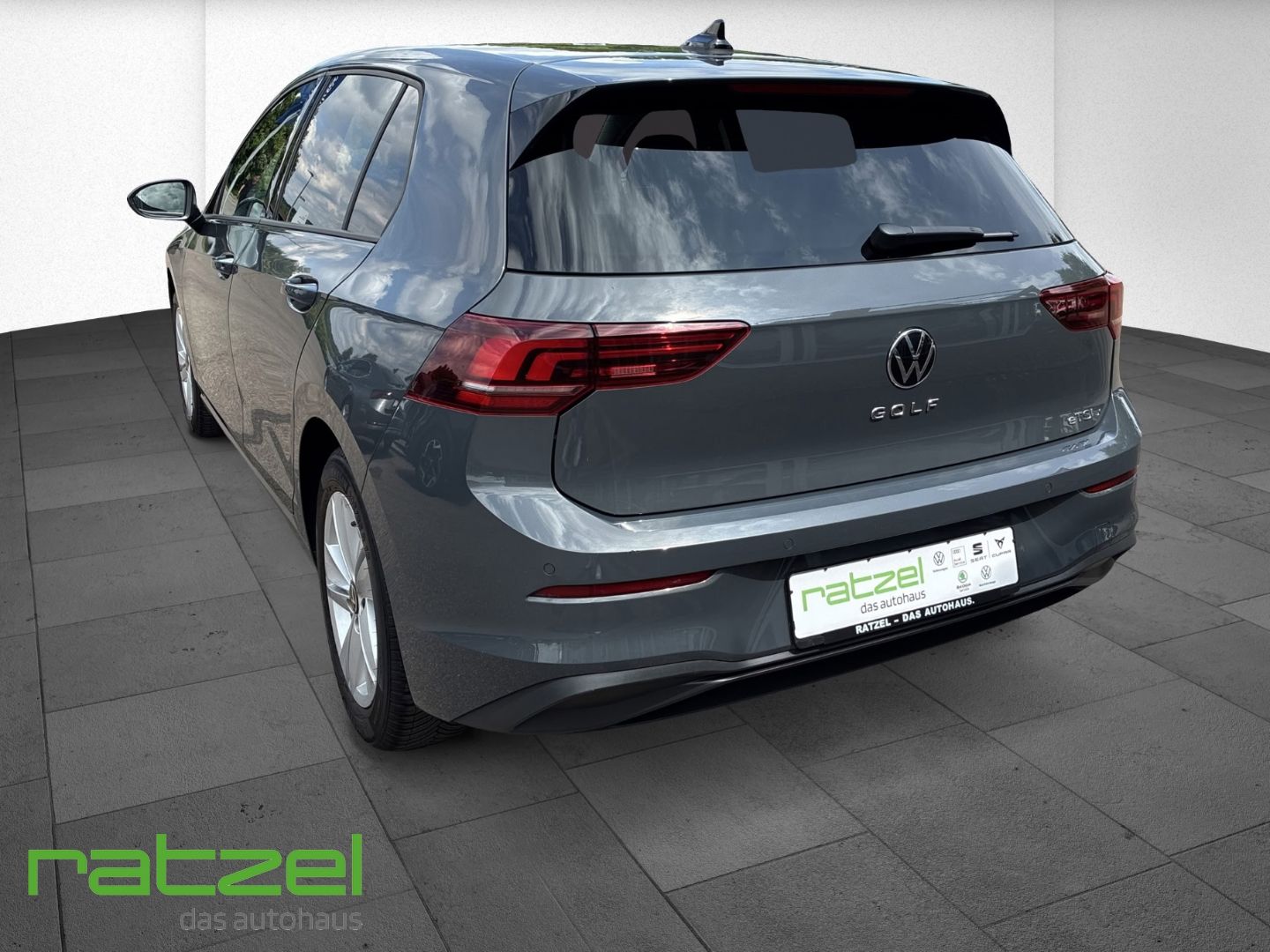 Fahrzeugabbildung Volkswagen Golf 1.5 VIII Life DSG Digitales Cockpit LED ACC
