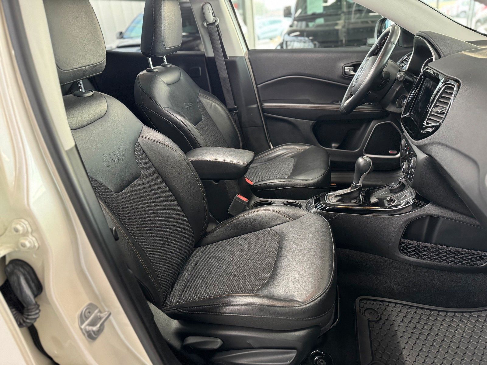 Fahrzeugabbildung Jeep Compass 1.4T Limited 4WD "Pano AHK Winterpaket"