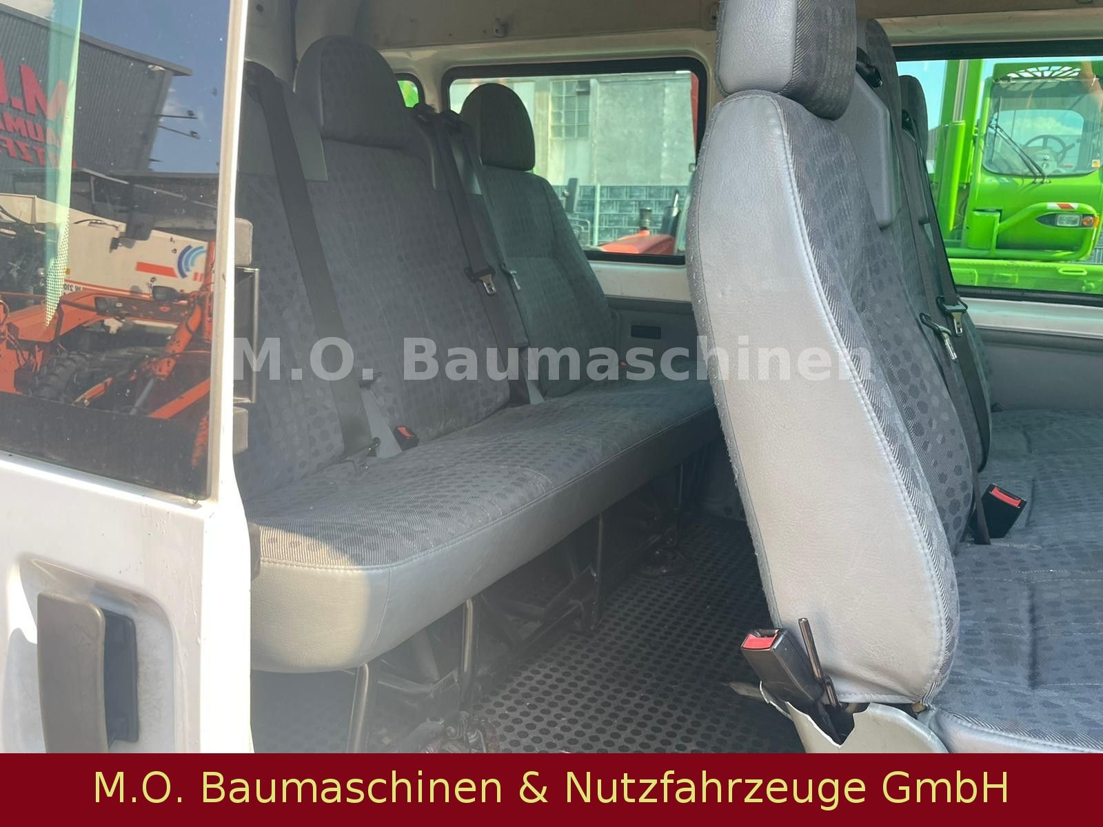 Fahrzeugabbildung Ford Transit  115 T 330 / 2,4 Liter / 9 Sitzer /