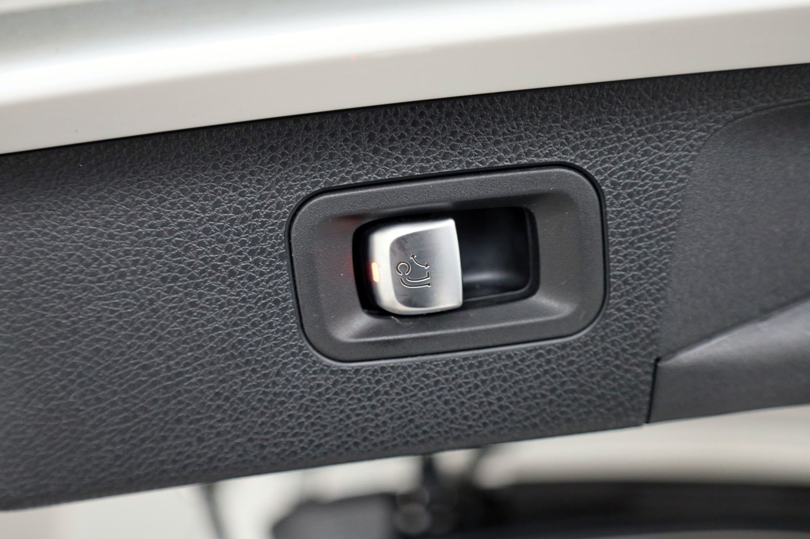 Fahrzeugabbildung Mercedes-Benz E 300de T Avantgarde,Navi,LED,Kamer,SH,AHK,SR+WR