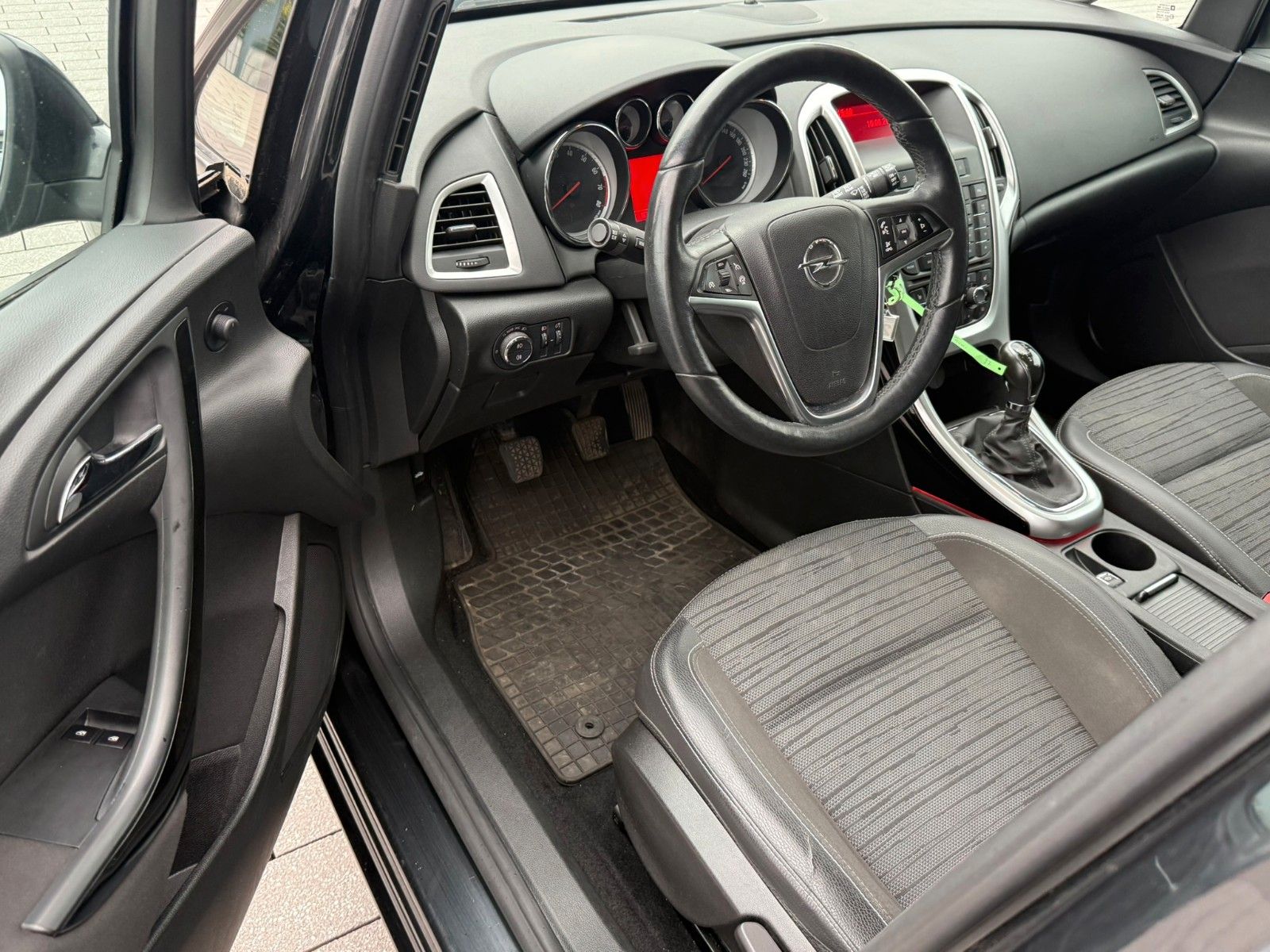 Fahrzeugabbildung Opel Astra J Sports Tourer Style