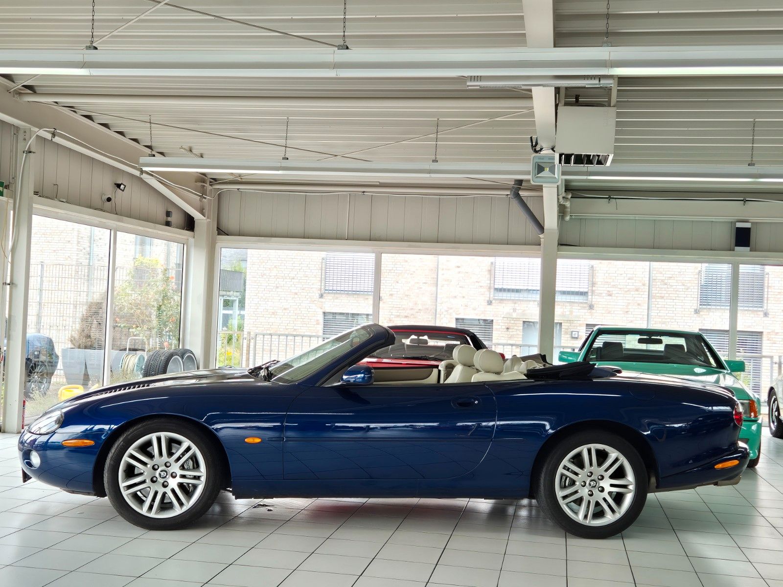 Fahrzeugabbildung Jaguar XKR Cabrio/Facelift/Traum Farbgebung+Bestzustand