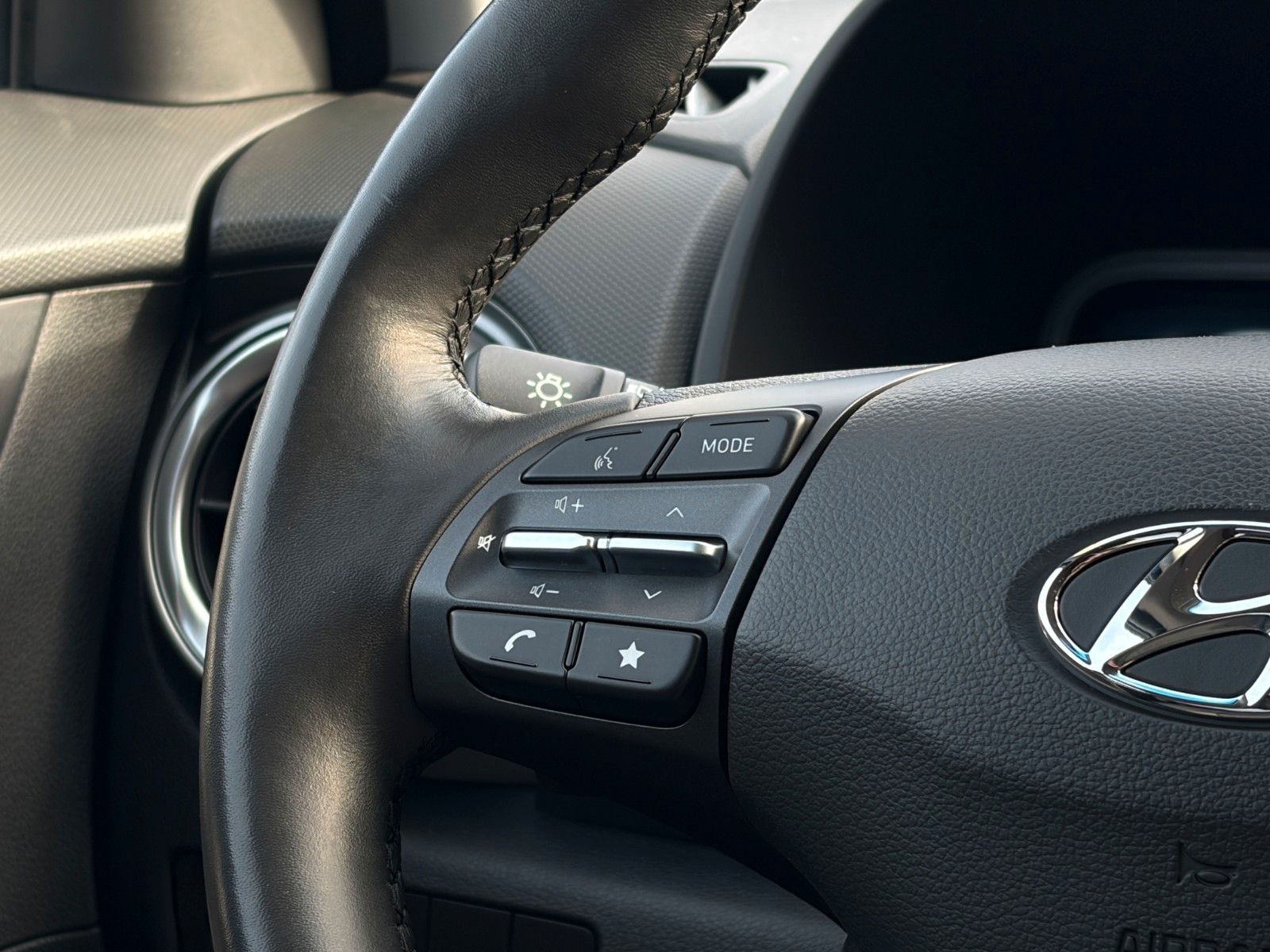 Fahrzeugabbildung Hyundai KONA E Trend KRELL LED NAV CAM ACC PDC CarPlay