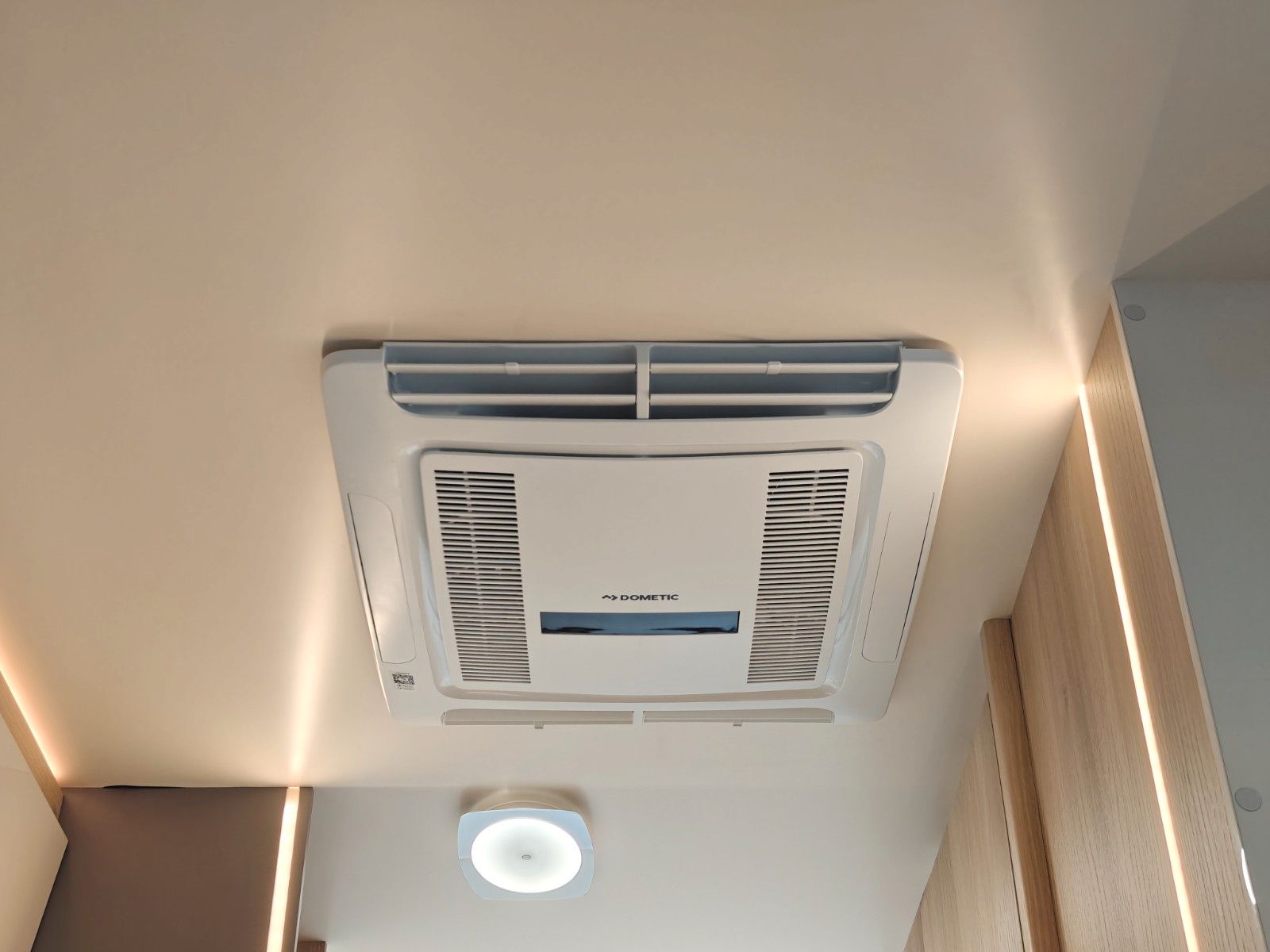 Fahrzeugabbildung NobelART A-9000 - 200W Solar, Dachklima, 4m Markise -