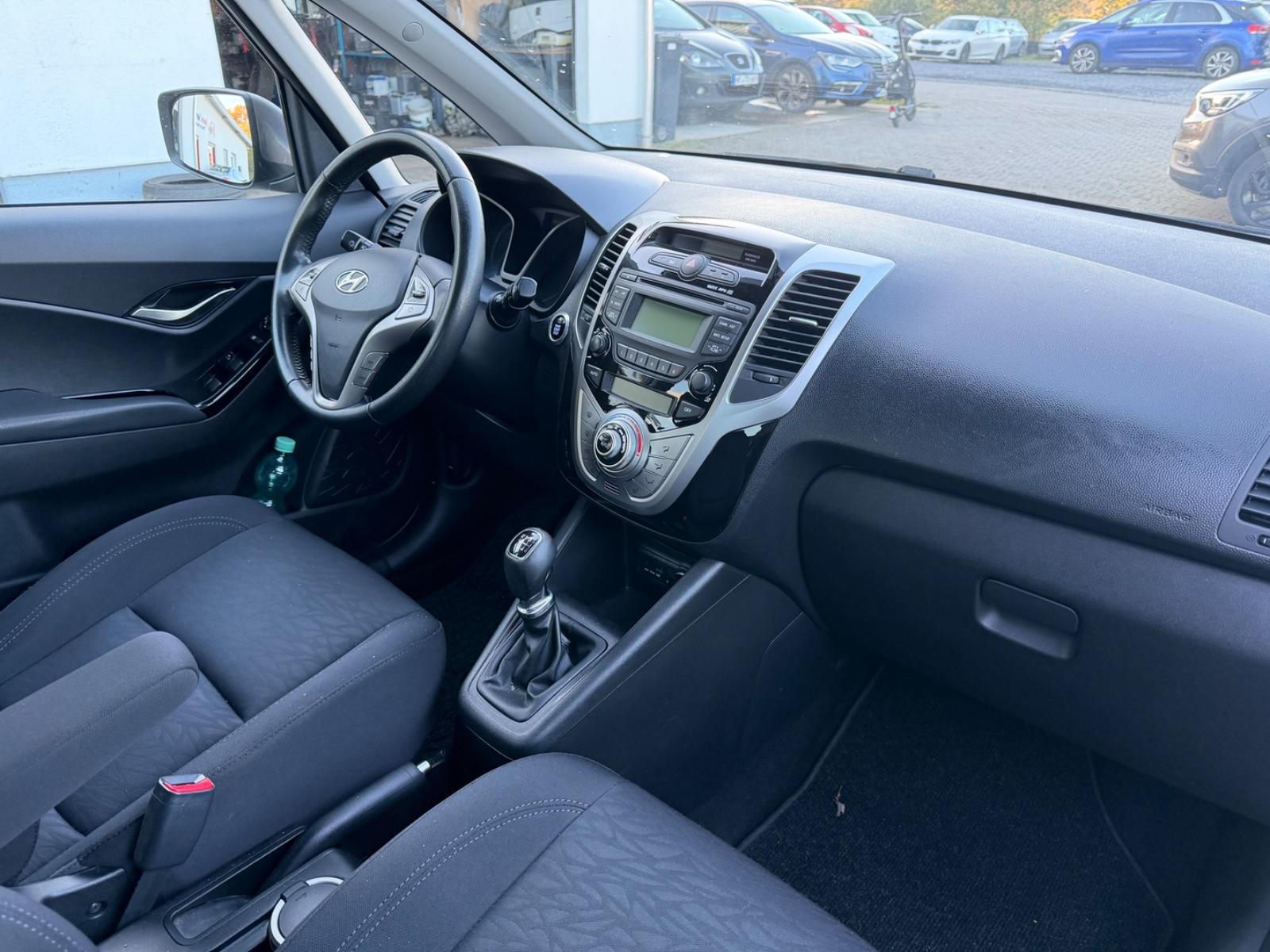 Hyundai ix20 2011 — photo 20