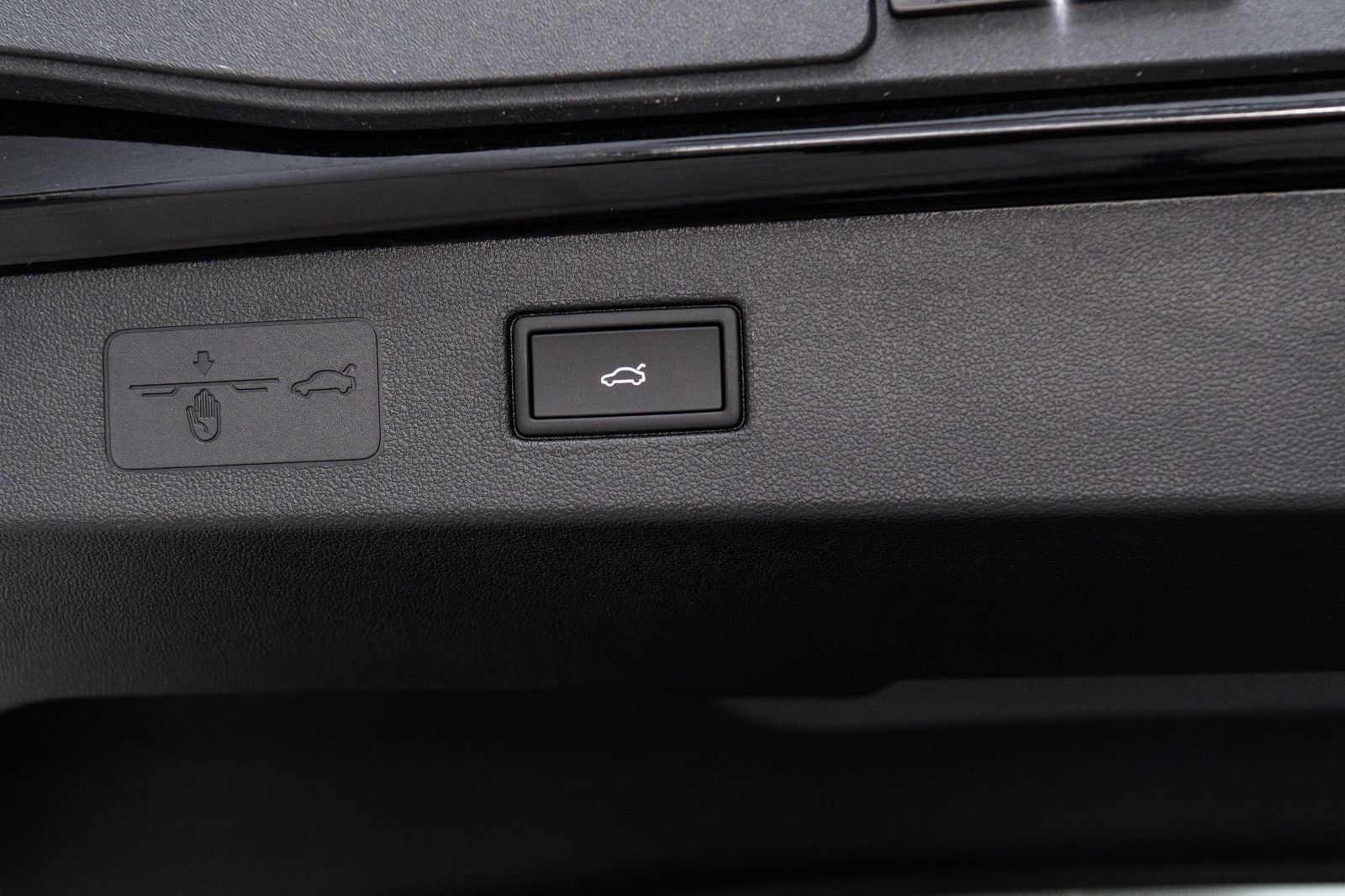 Fahrzeugabbildung Volkswagen T-Roc 1.5 eTSI  Style+IQ-Light+AHK+5 Jahre Gar.