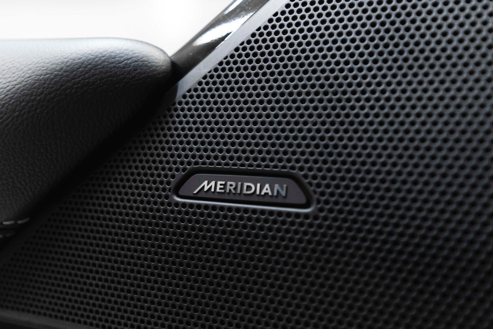 Fahrzeugabbildung Land Rover Range Rover Velar D180S LED Pano Kam PDC NAVI