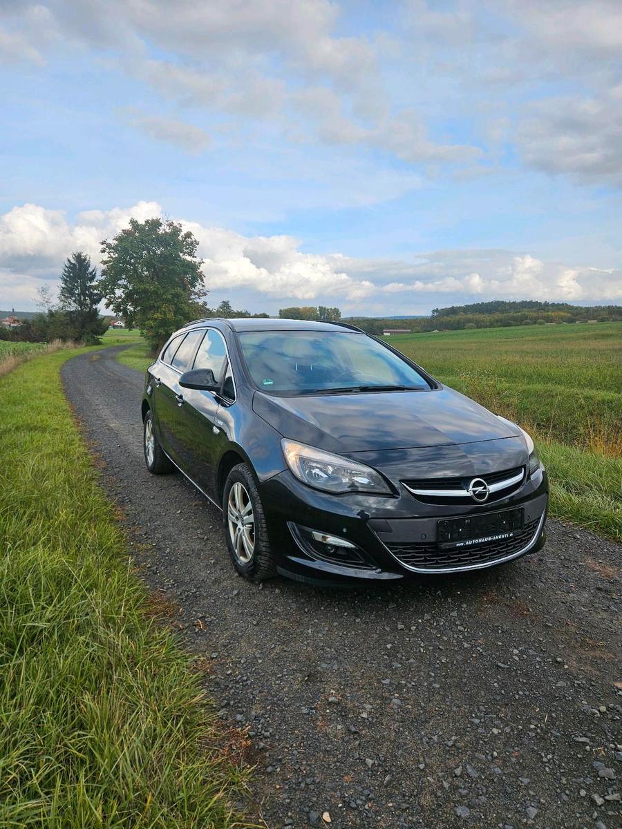 Opel Astra 2015 — rear view