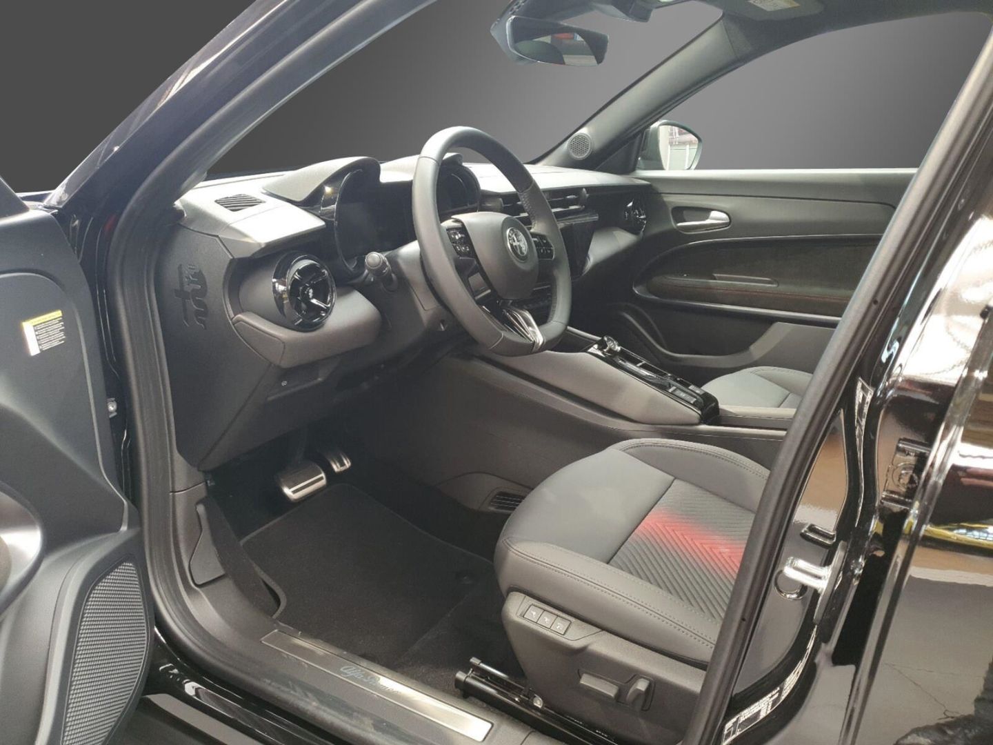Fahrzeugabbildung Alfa Romeo Junior Elettrica VELOCE  280 PS voll Top Deal