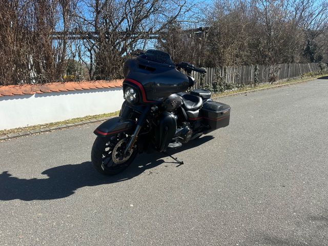 Harley-Davidson Street Glide CVO 117 1. Hand