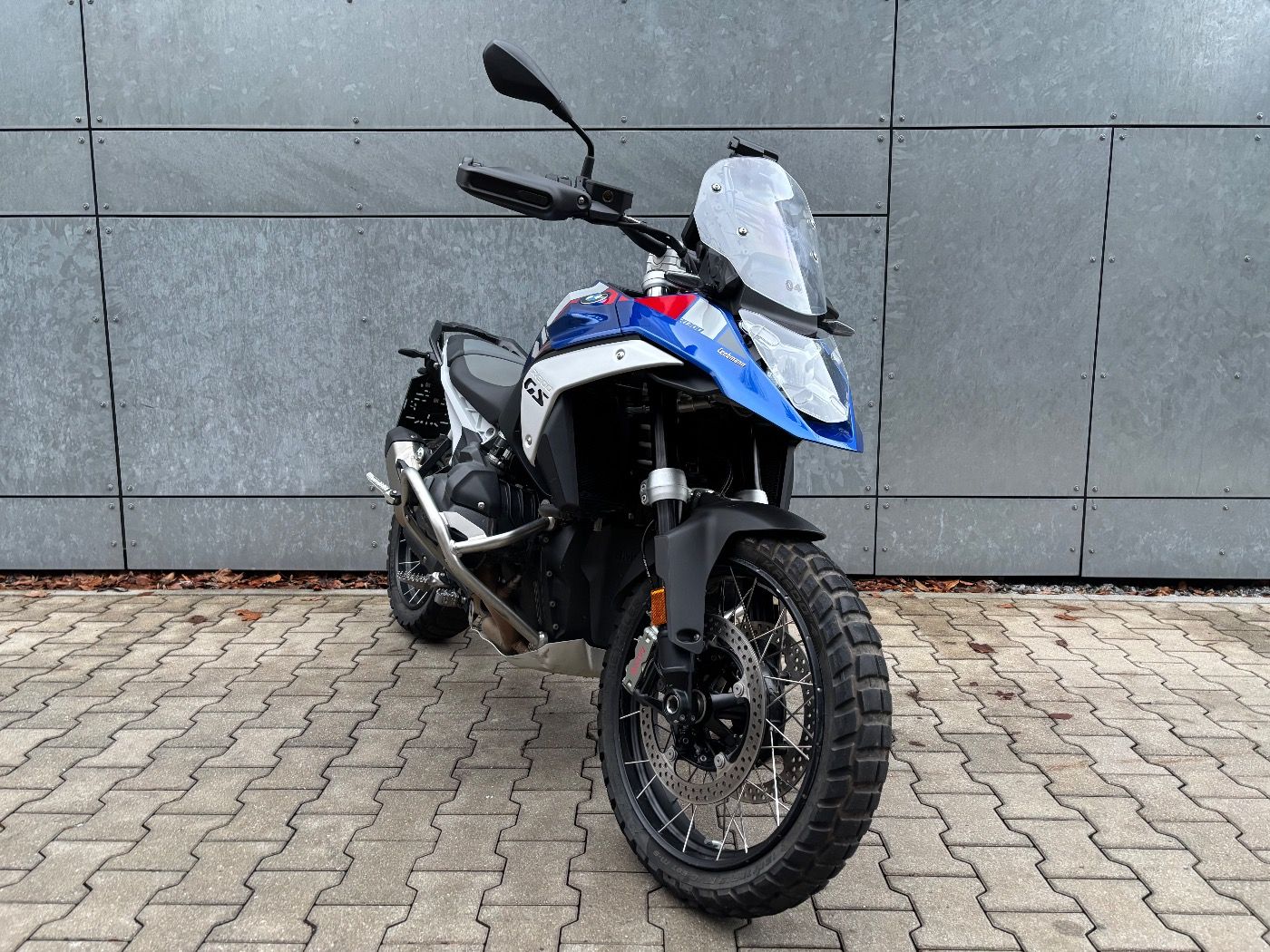 Fahrzeugabbildung BMW R 1300 GS Trophy Adaptive Fahrzeughöhenregelung