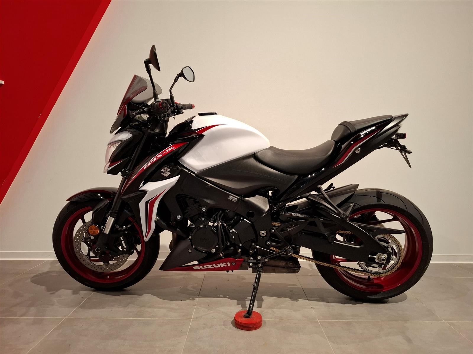 Suzuki GSX-S1000 1. Hand