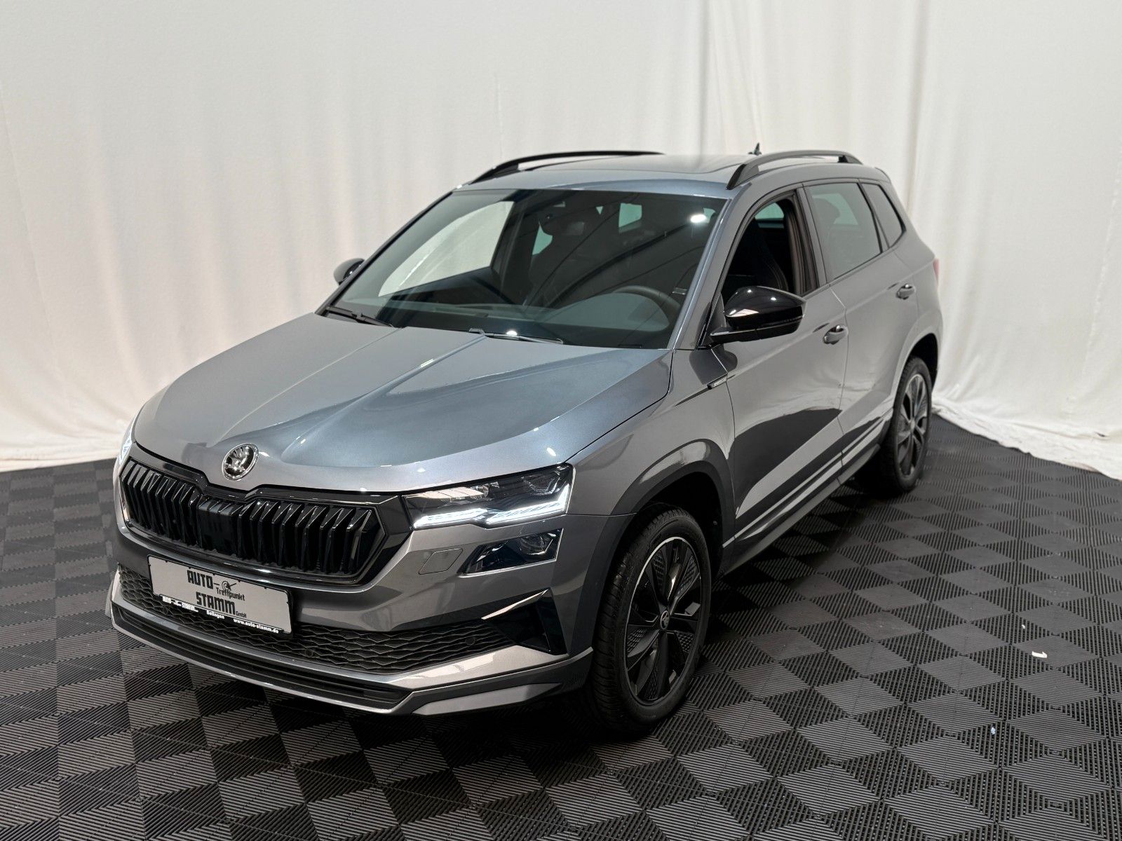 Fahrzeugabbildung SKODA Karoq Sportline / DSG / ACC / Panoramadach