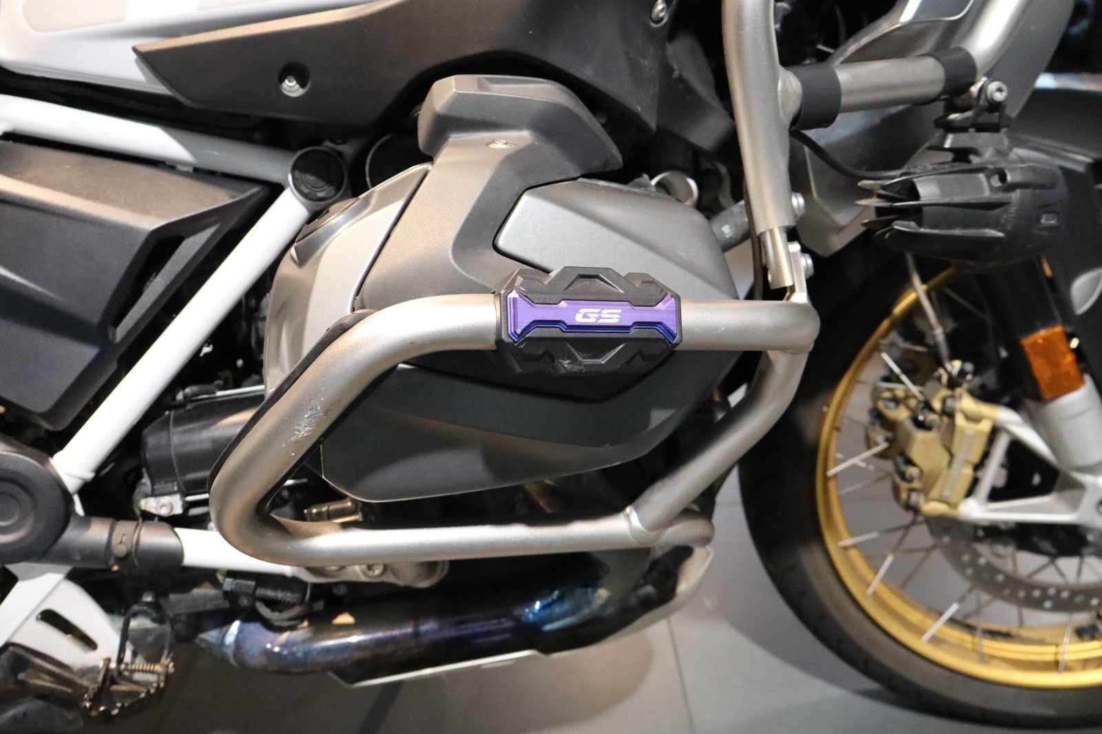 Fahrzeugabbildung BMW R1250GS ADV mit Akrapovic & Tieferlegung