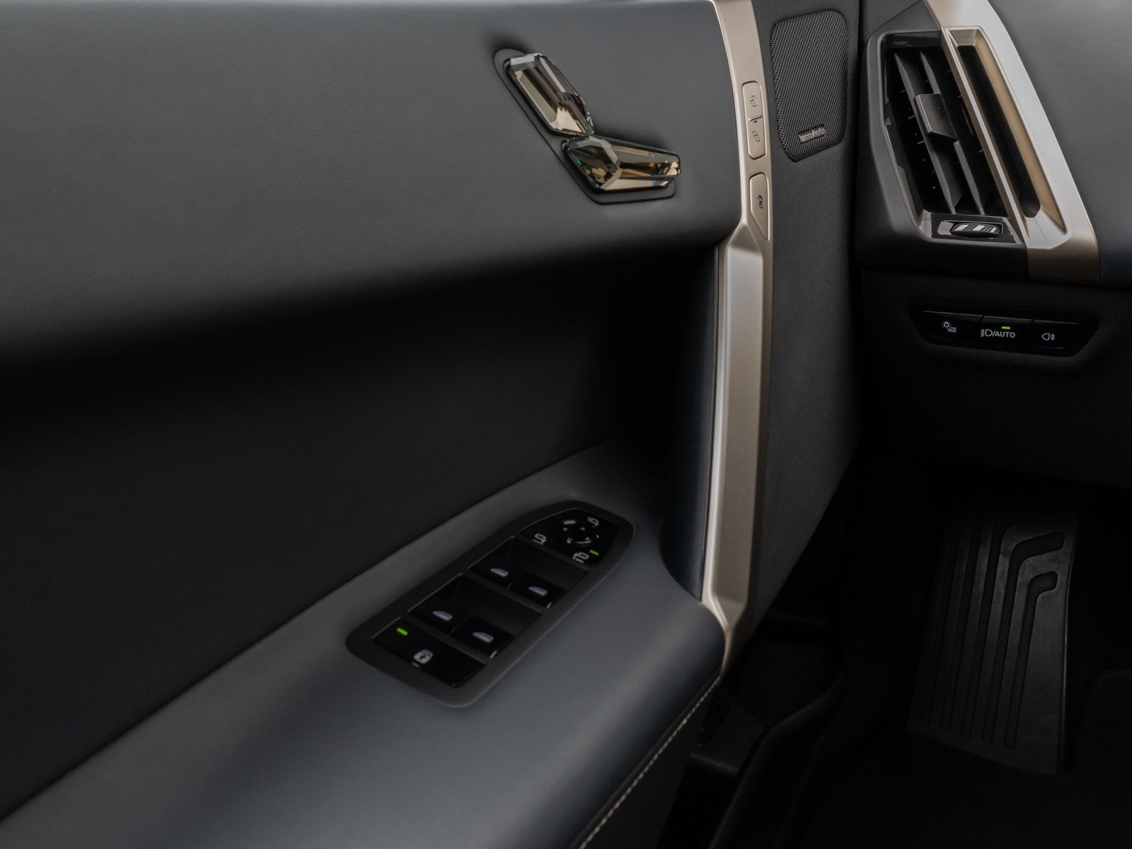 Fahrzeugabbildung BMW iX xD40 Panorama 360°DAB H/K Laser ACC AHK Sport