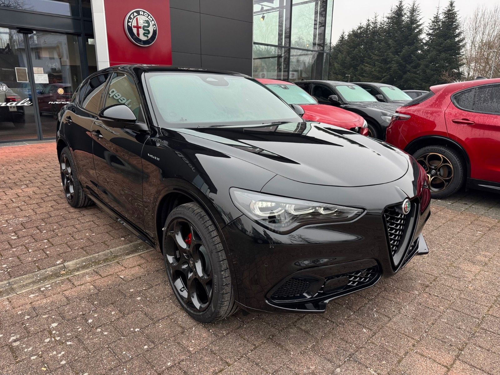 Fahrzeugabbildung Alfa Romeo Stelvio VELOCE 280 PS AT8 - Q4 AHK PANORAMA