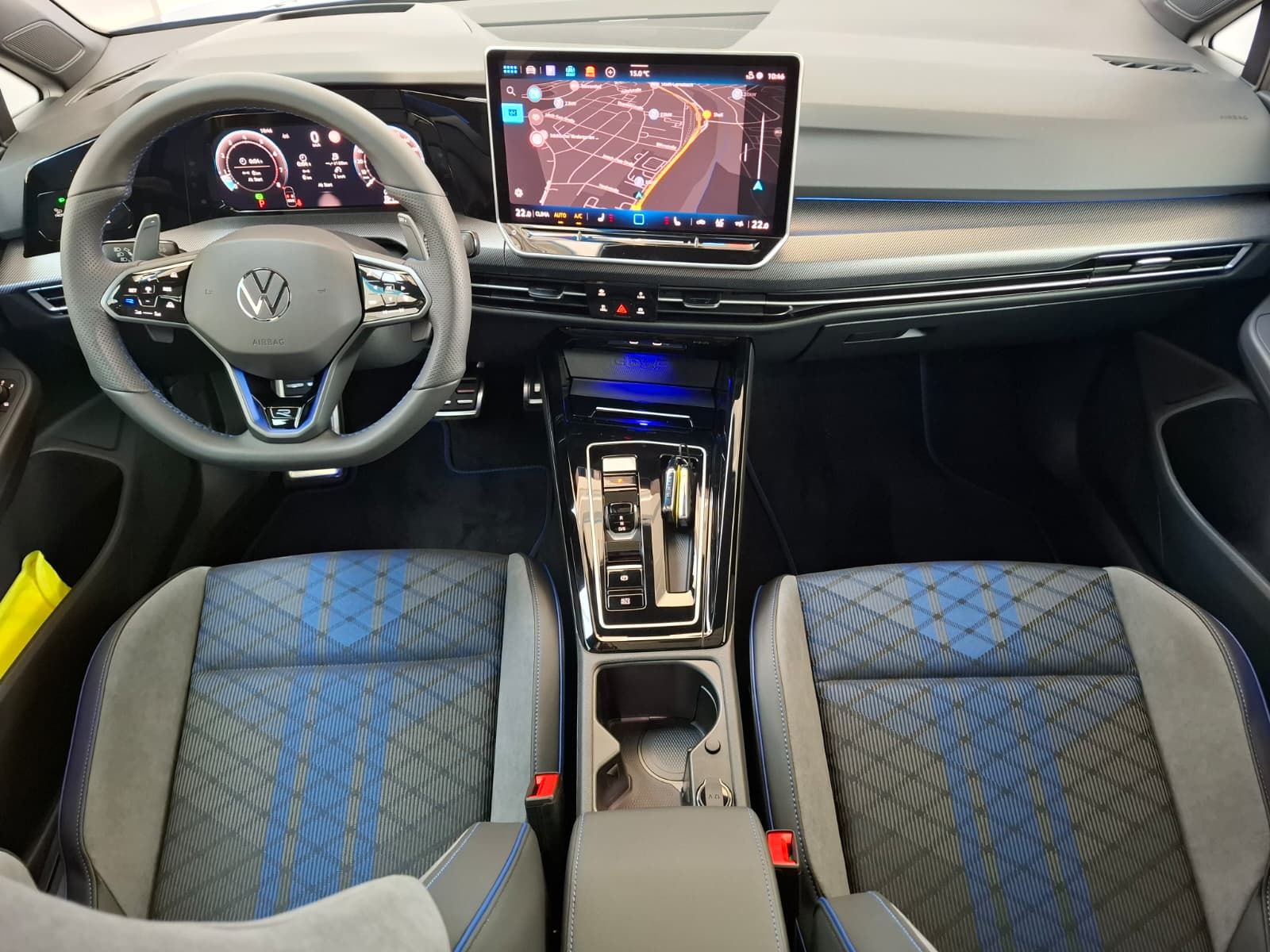 Fahrzeugabbildung Volkswagen Golf VIII Lim. R 2.0 TSI 4M. +ACC +IQ.Light +DCC