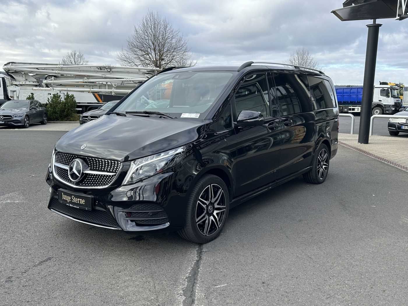 Fahrzeugabbildung Mercedes-Benz V 300 d EXCLUSIVE 4MATIC AMG NIGHT AHK Tische