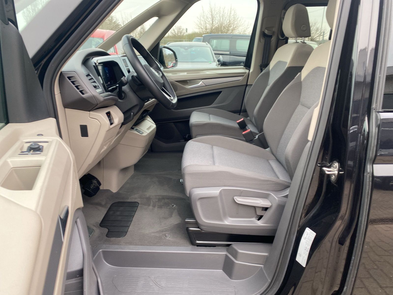 Fahrzeugabbildung Volkswagen T7 Multivan 2.0 TSI DSG 7-Sitzer MATRIX PANO KAM