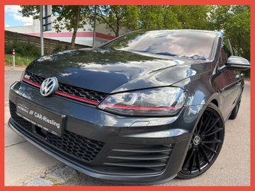 Volkswagen Golf - 1