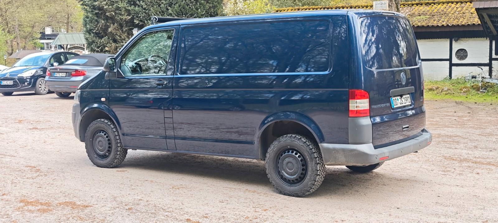 Volkswagen T5.2 mit Offroadoptik und kleinem Camperausbau