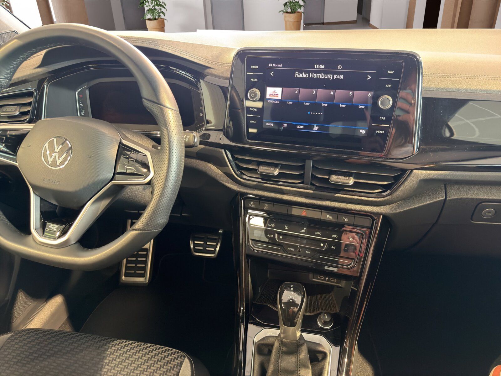 Fahrzeugabbildung Volkswagen T-Roc Cabriolet 1.5 TSI DSG R-Line ACC APP